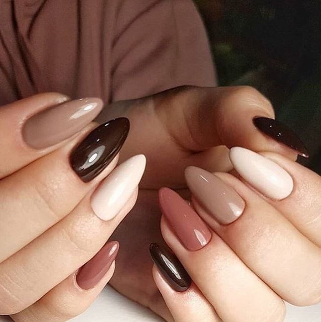 Миндальные кофейные ногти