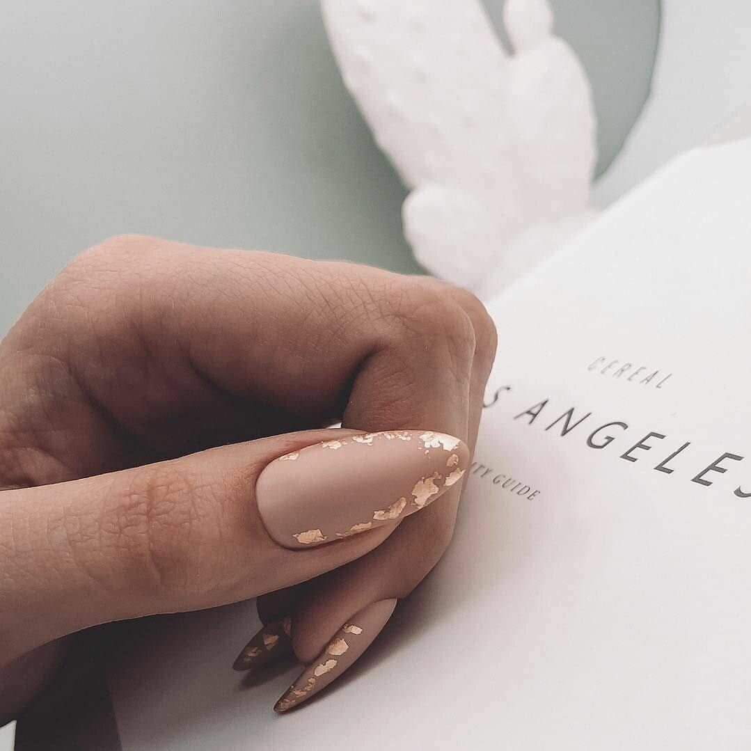 Ногти миндаль бежевые однотонные