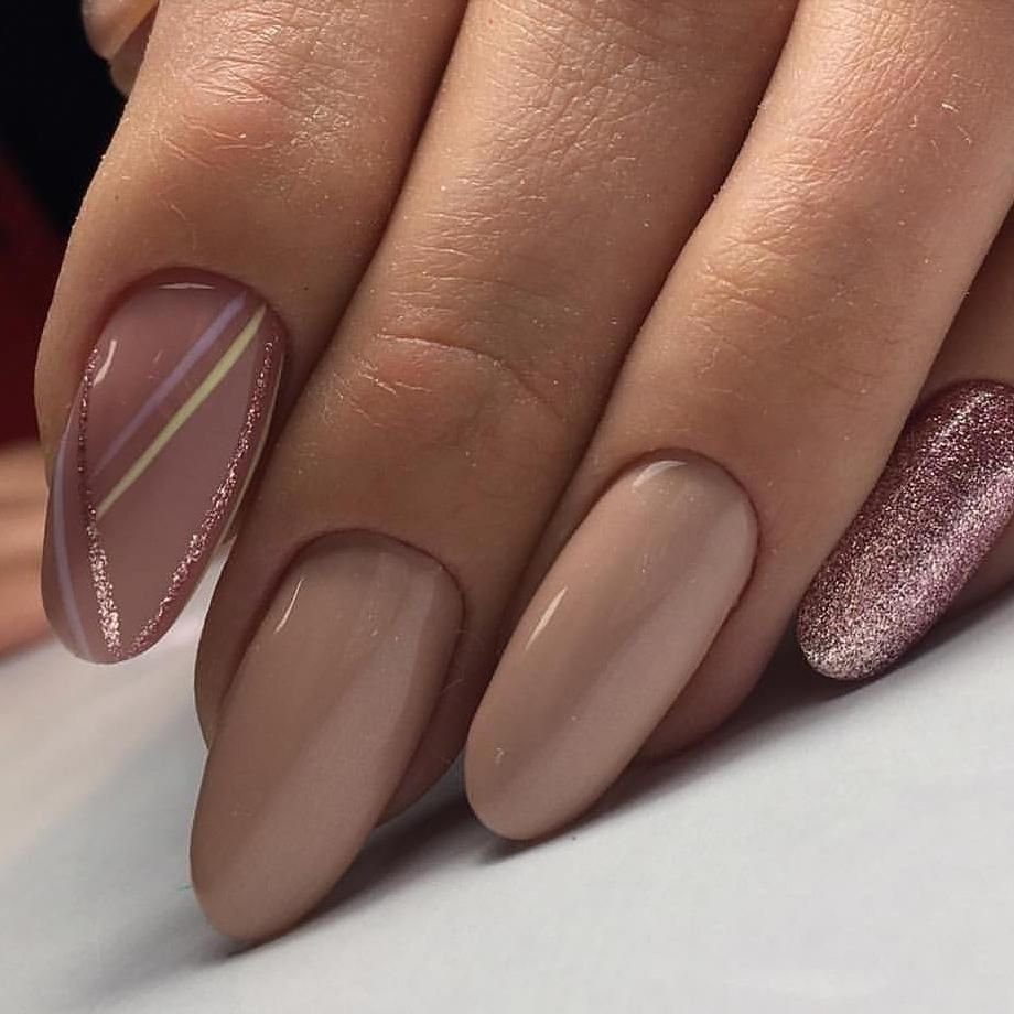 Миндальные ногти коричневого цвета с бежевым