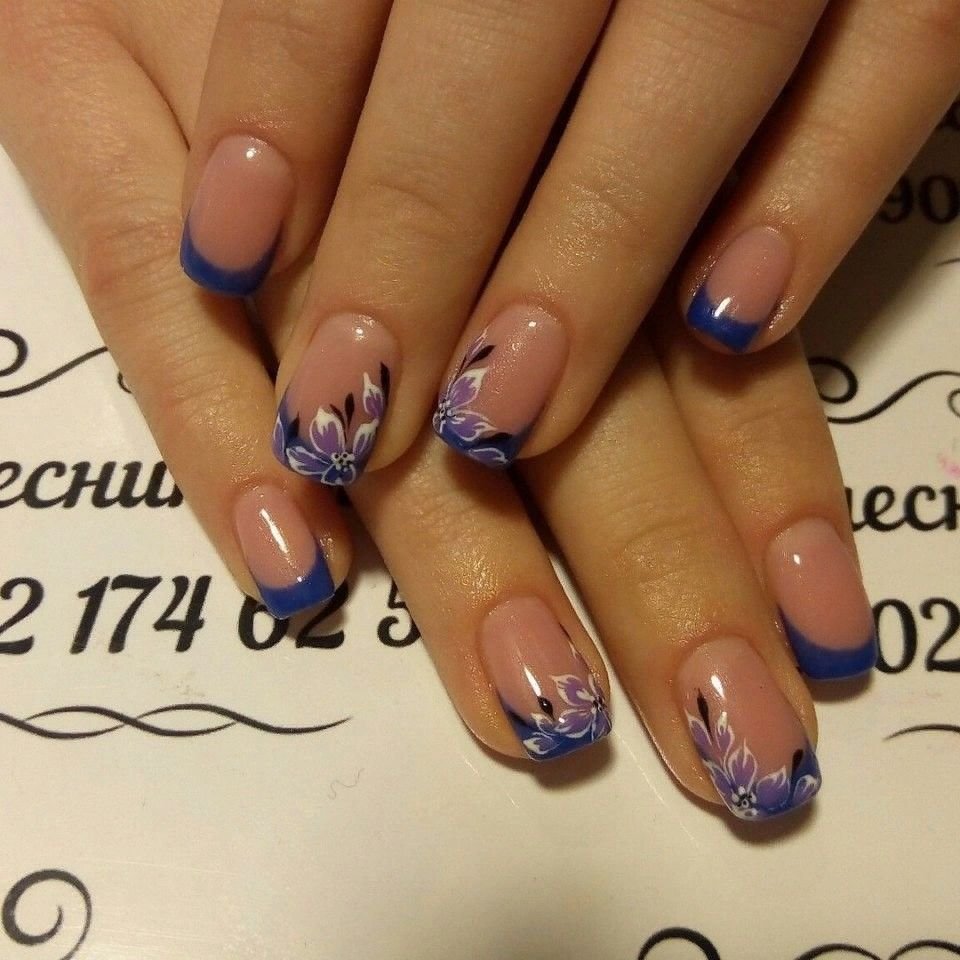 Синий маникюр френч вензеля