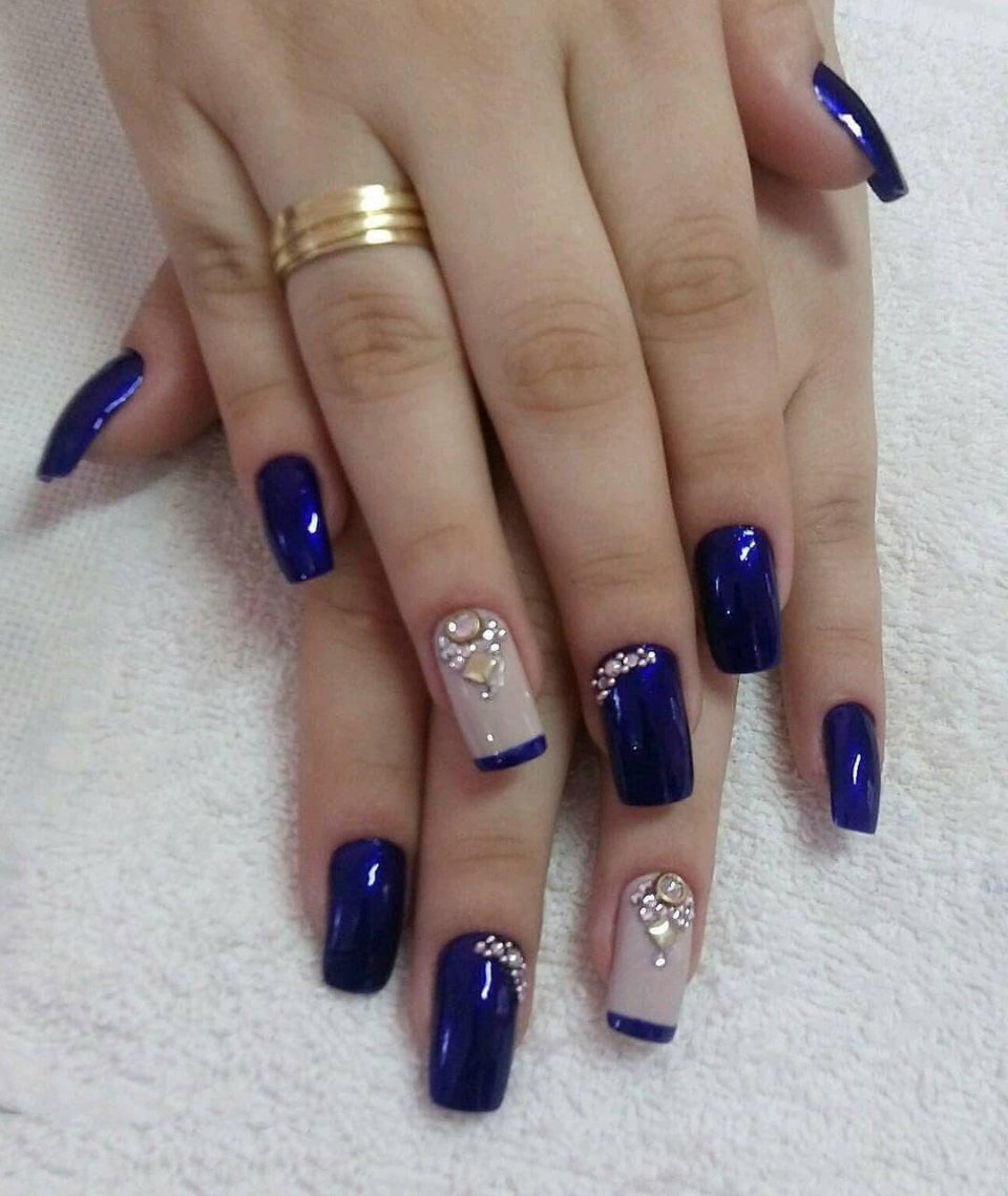 Синие ногти со стразами