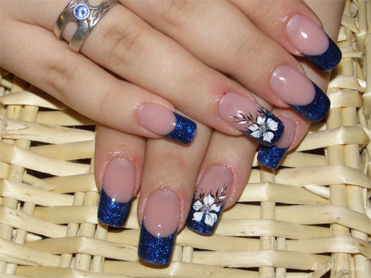 Наращивание ногтей френч синий