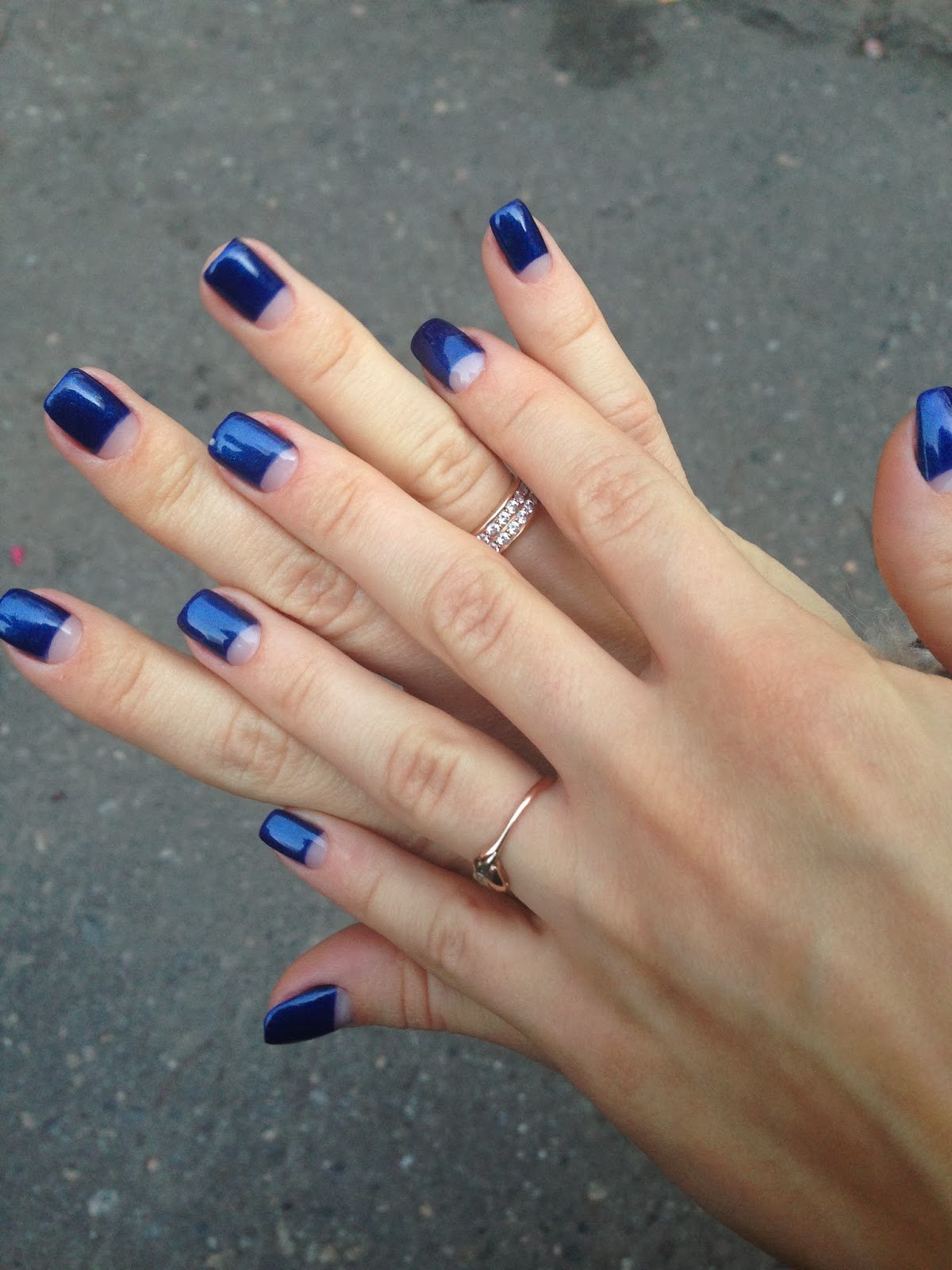 Синий маникюр с лунками