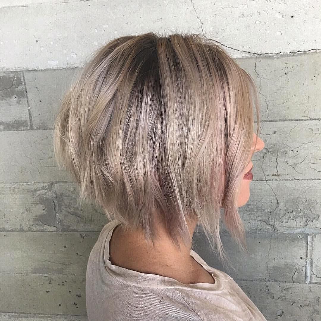 Блондинка стрижка каре с боку