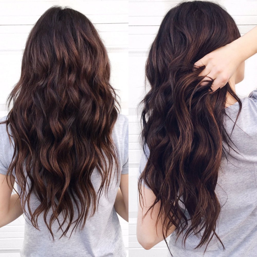 Несколько прядей на темных волосах