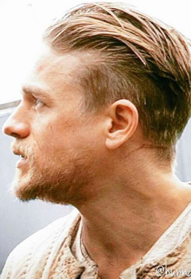 Чарли Ханнэм 2017 прическа