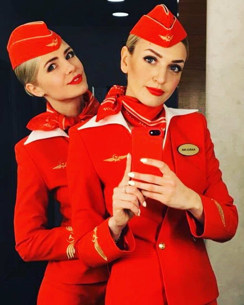 Стюардессы с красными губами