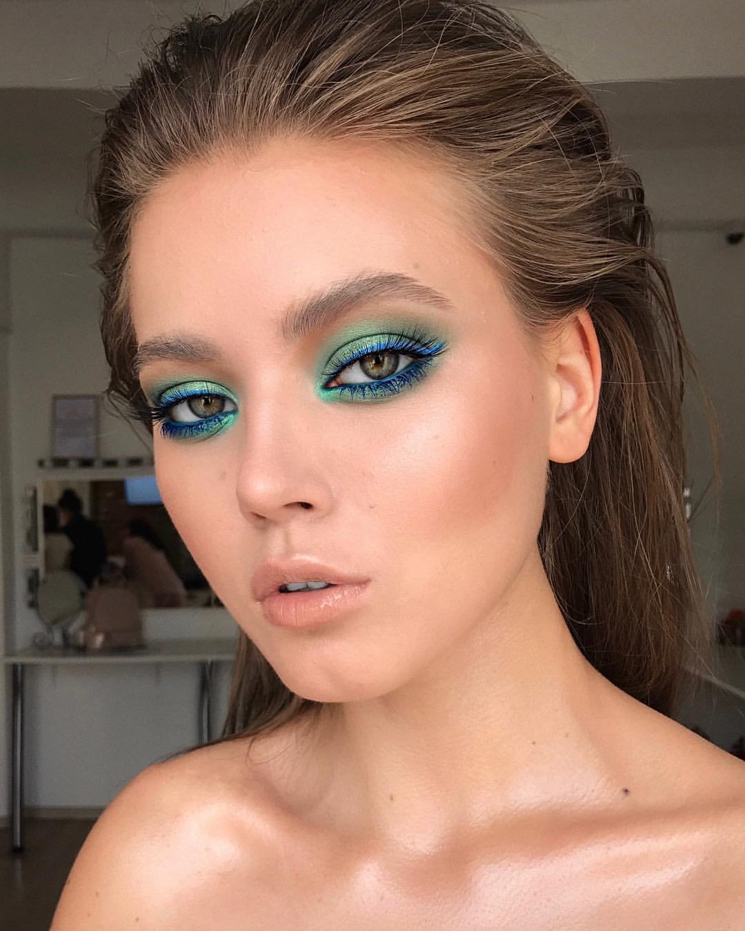 Макияж под розовый наряд