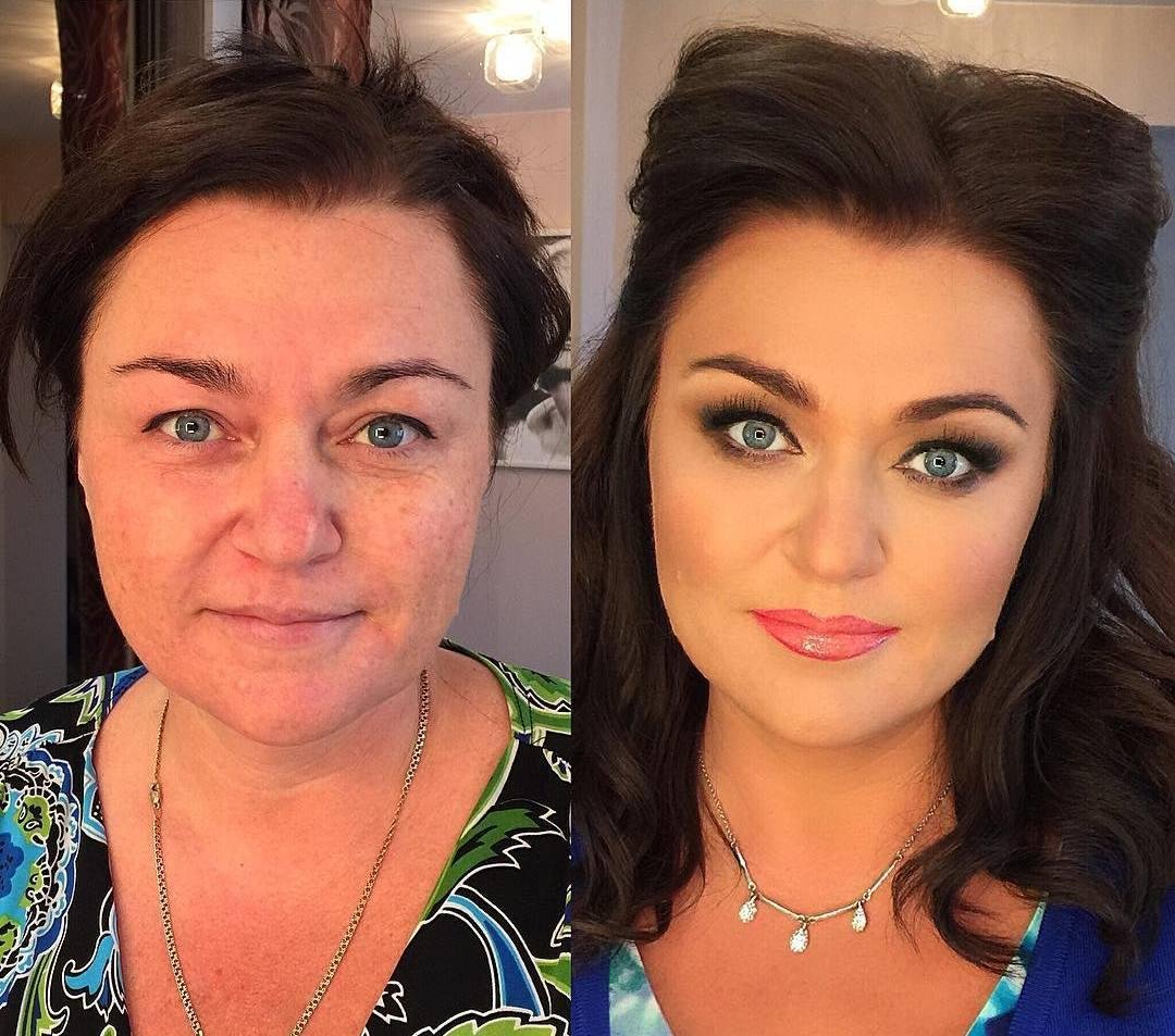 Девушка наносит макияж