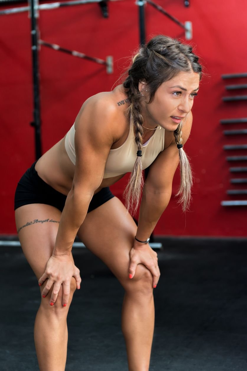 Красивая девушка с хвостом