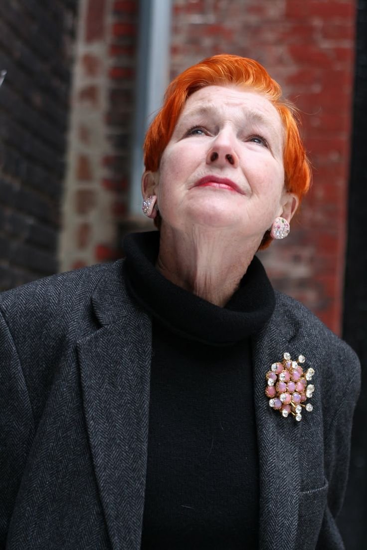 Пожилая женщина с рыжими волосами