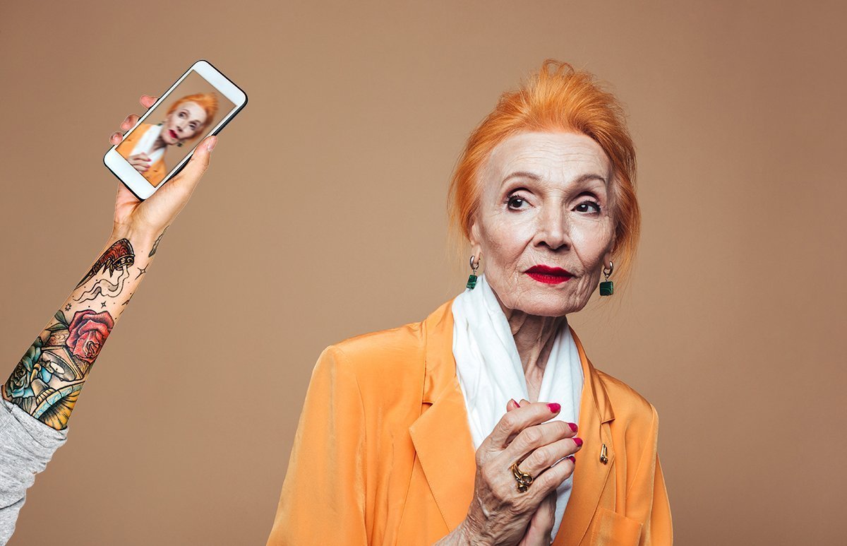 Рыжеволосая пожилая женщина