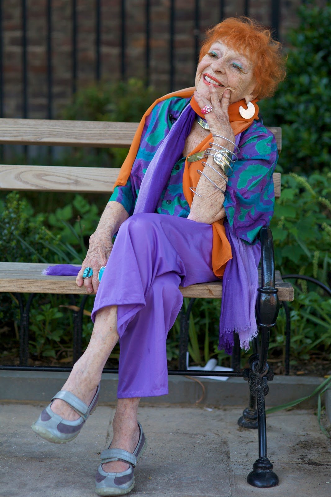 Пожилая женщина с рыжими волосами