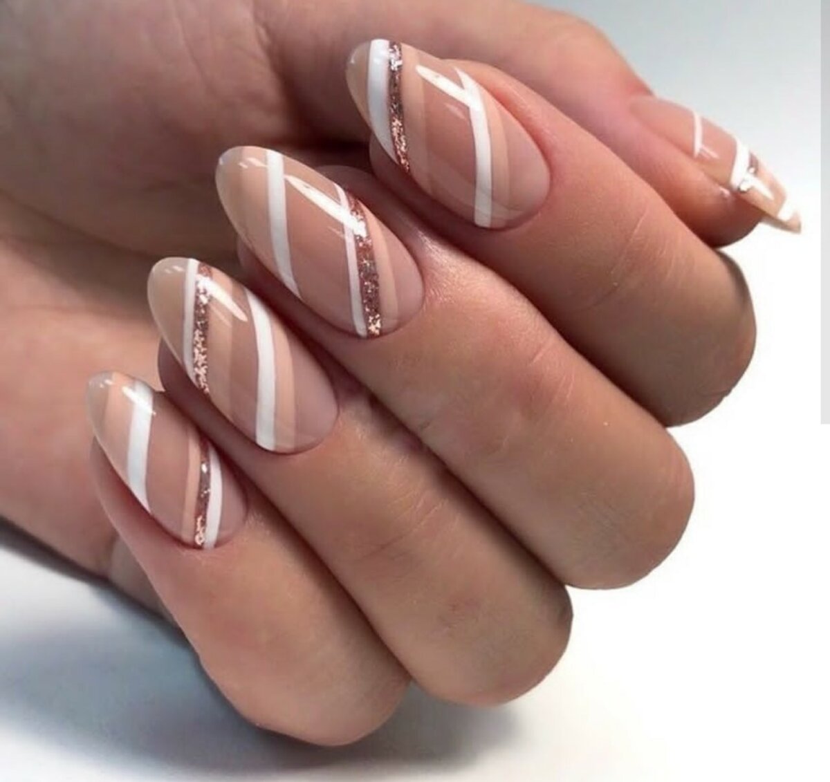Бежевый маникюр с полосками