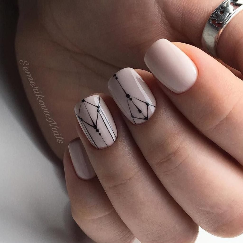 Маникюр на короткие ногти геометрия нюдовый