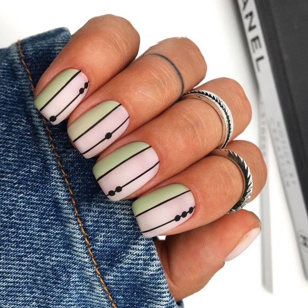 Маникюр с квадратами и полосками