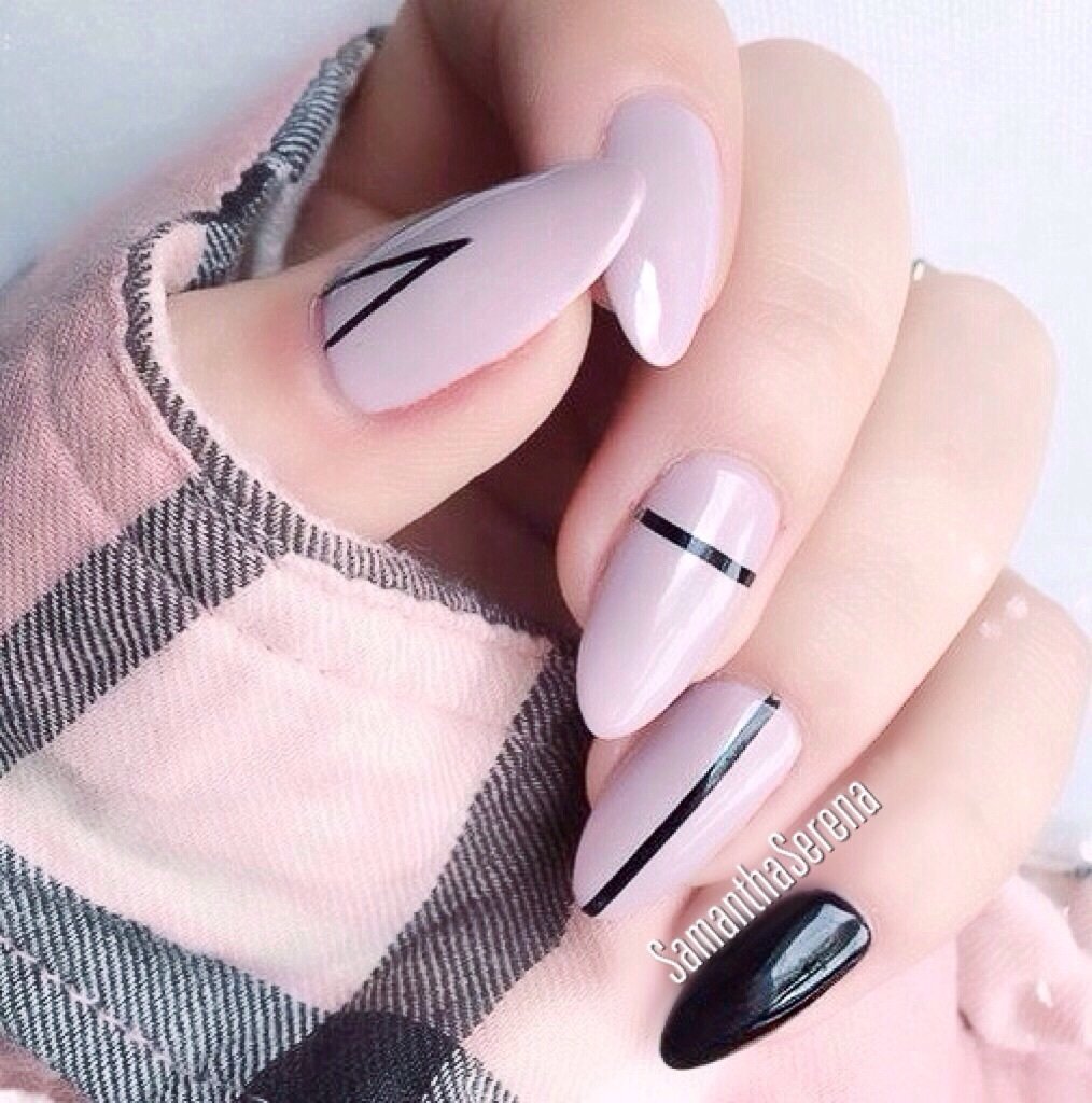 Маникюр с вертикальными полосками