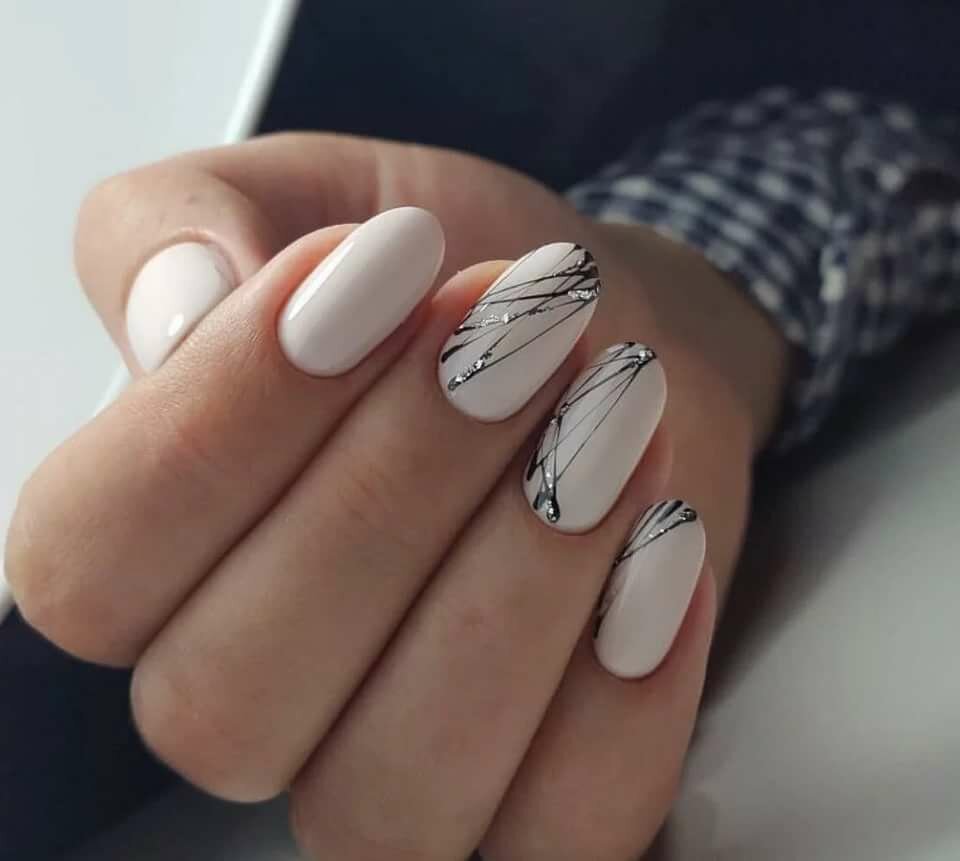 Белый маникюр на овальные ногти