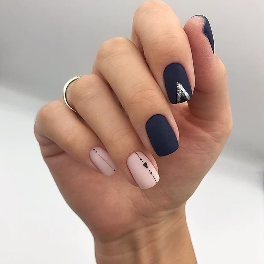 Маникюр с точками и полосками