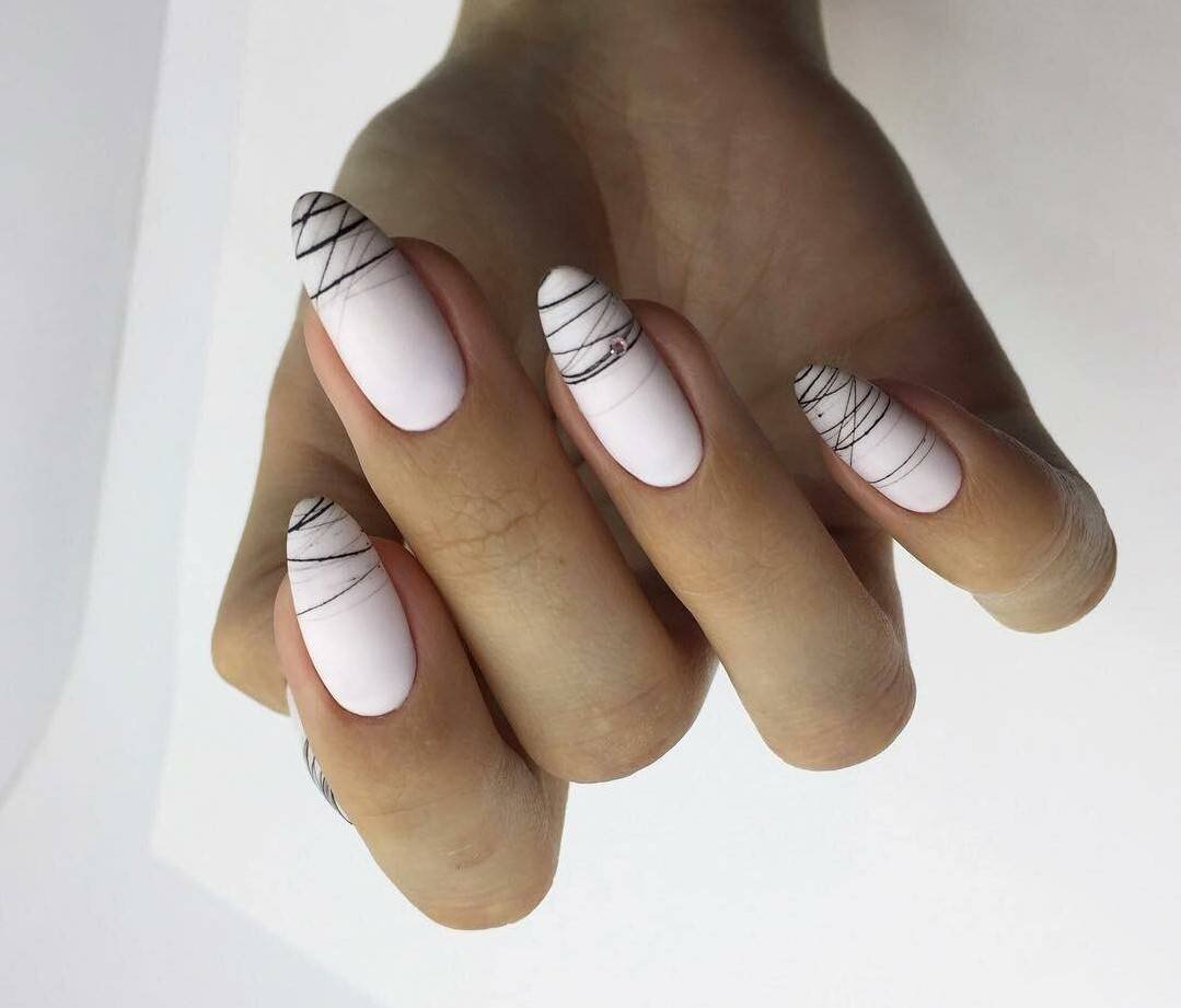 Молочный маникюр с полосками