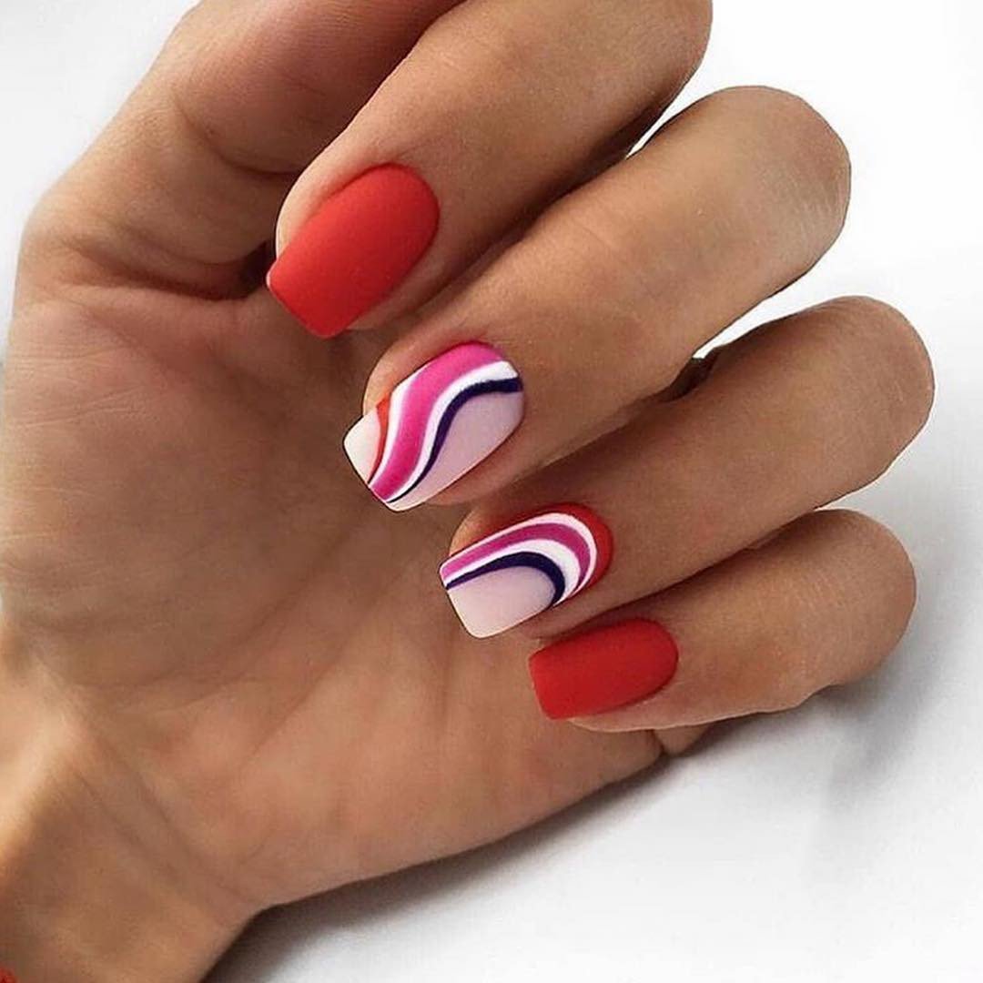 Маникюр с волнистыми линиями