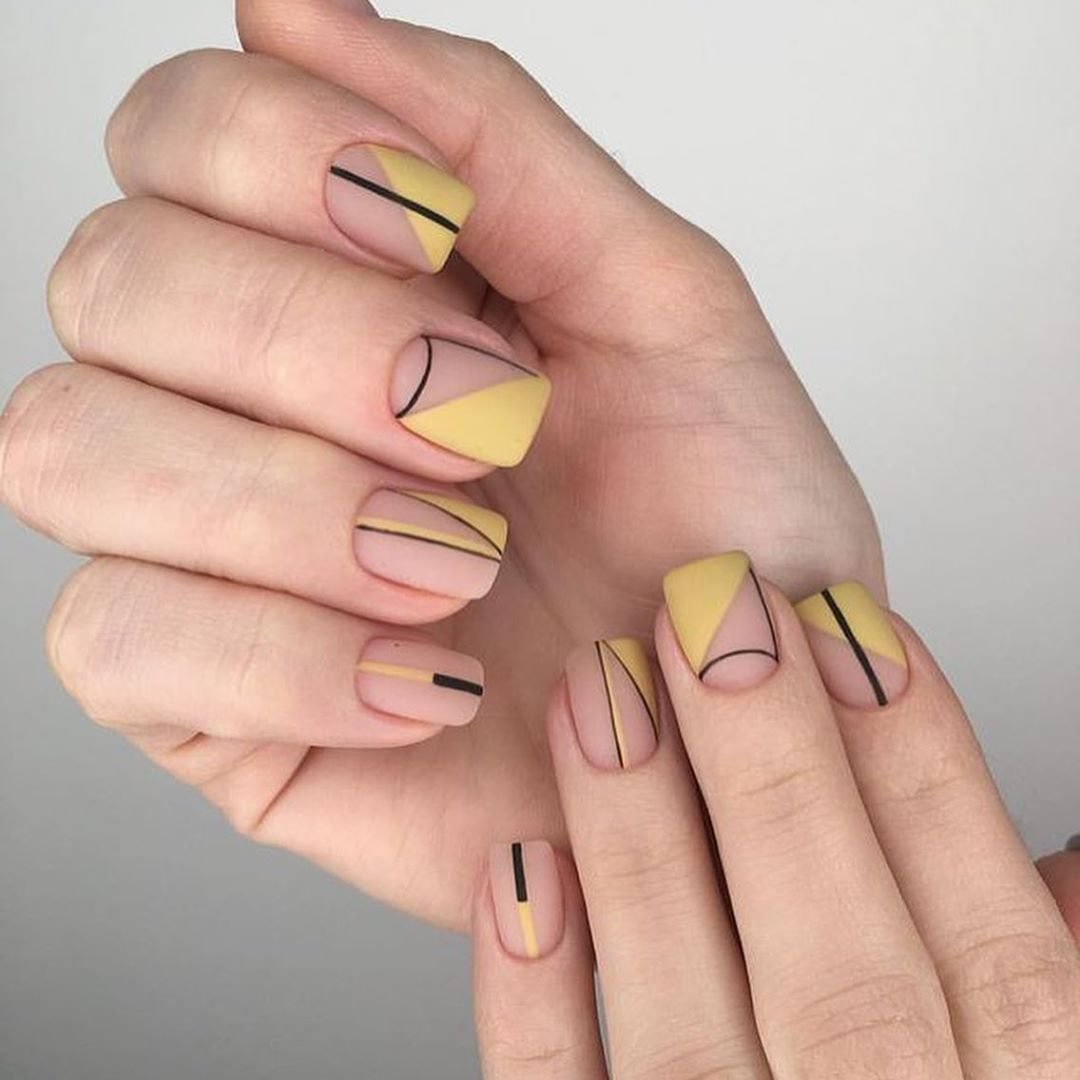 Маникюр желтый геометрия