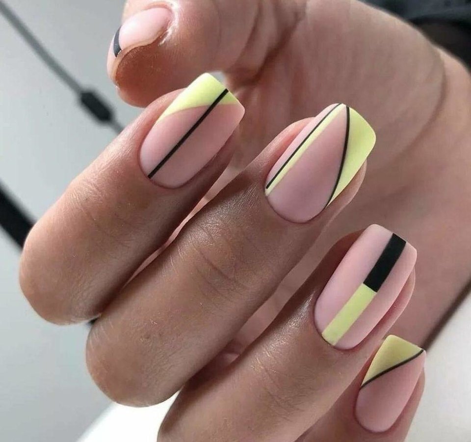 Красивый маникюр с полосками