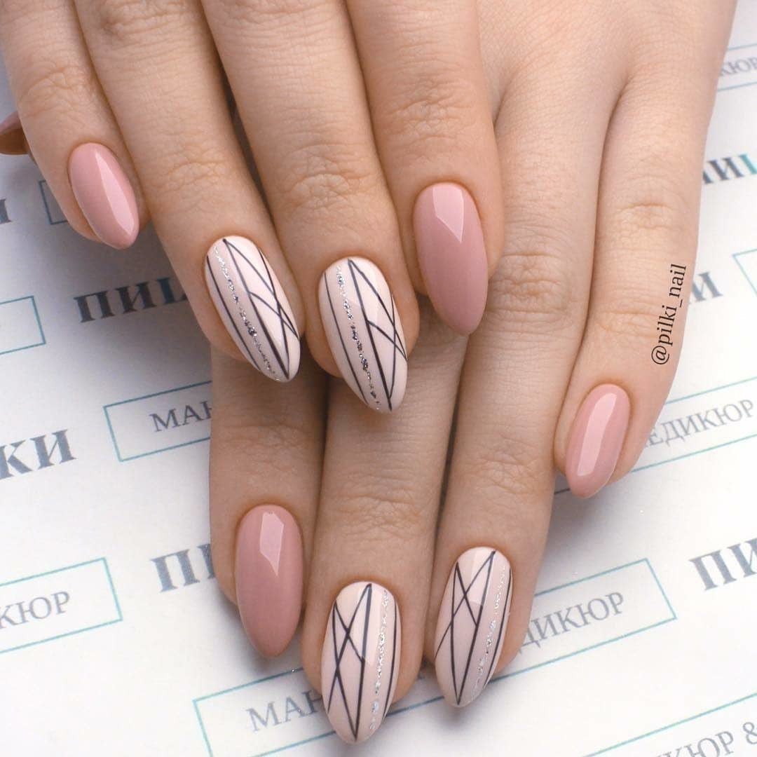 Нюдовый маникюр с геометрией миндаль