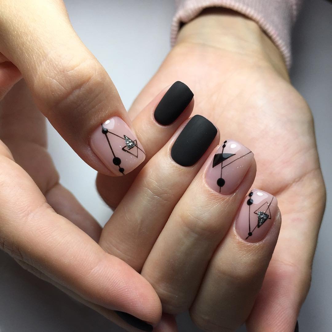 Маникюр с геометрическими наклейками