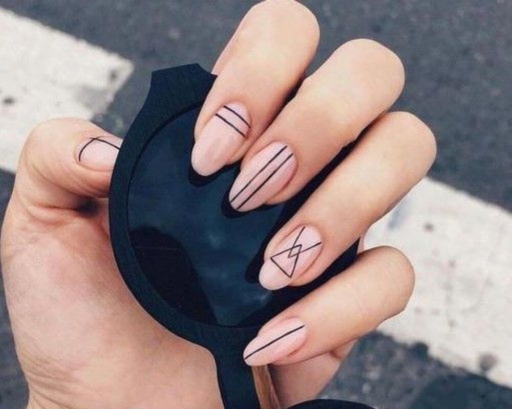 Маникюр с черными линиями