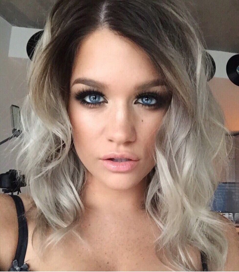 Девушка с каштановыми волосами и голубыми глазами