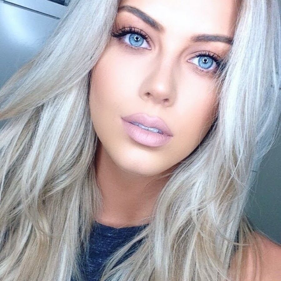 Девушка селфи улыбка