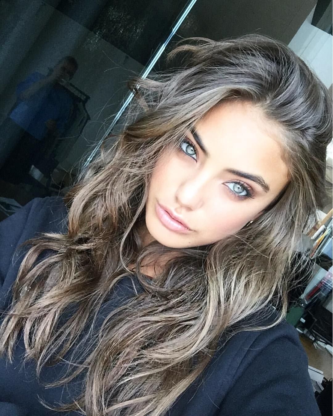 Чёрный цвет волос и голубые глаза