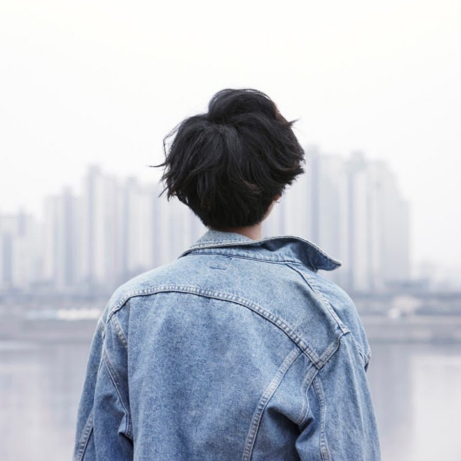 Девушка с короткой стрижкой со спины