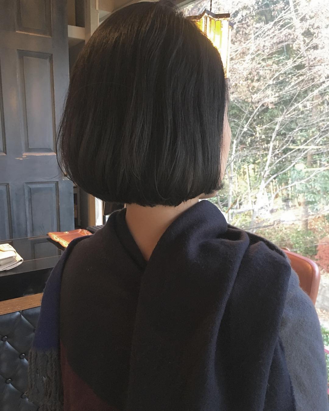 Брюнетка с каре со спины