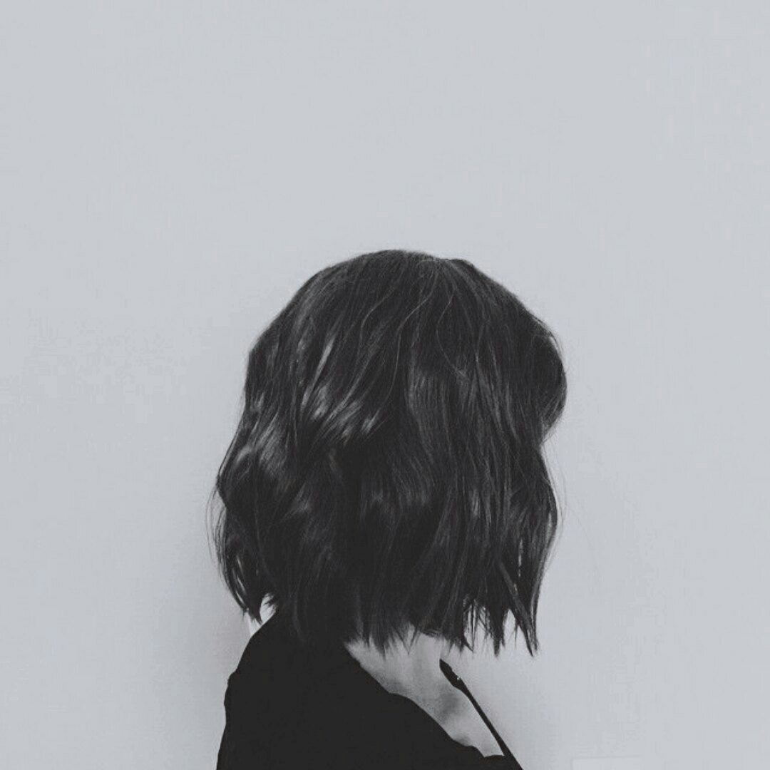 Девушка с короткими волосами без лица