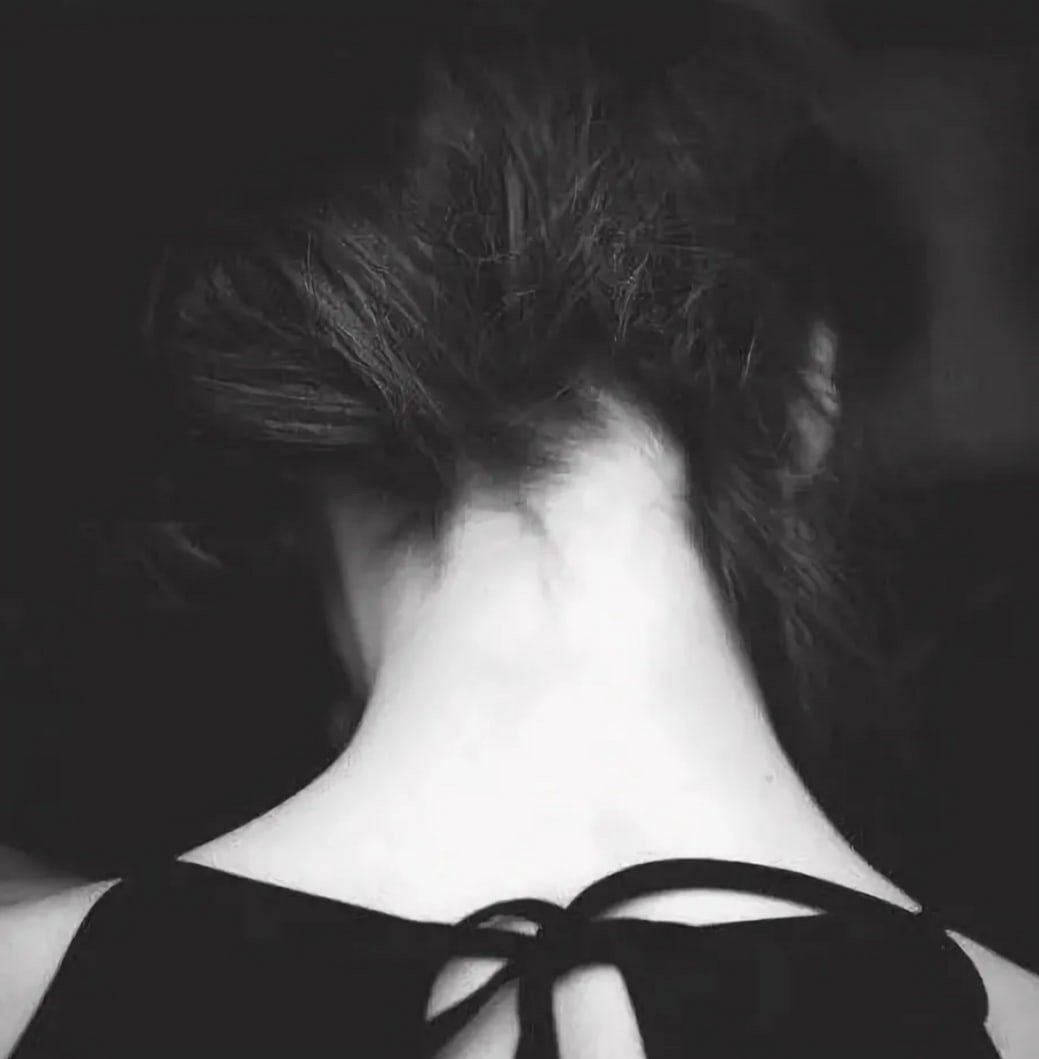 Девушка с короткими волосами со спины