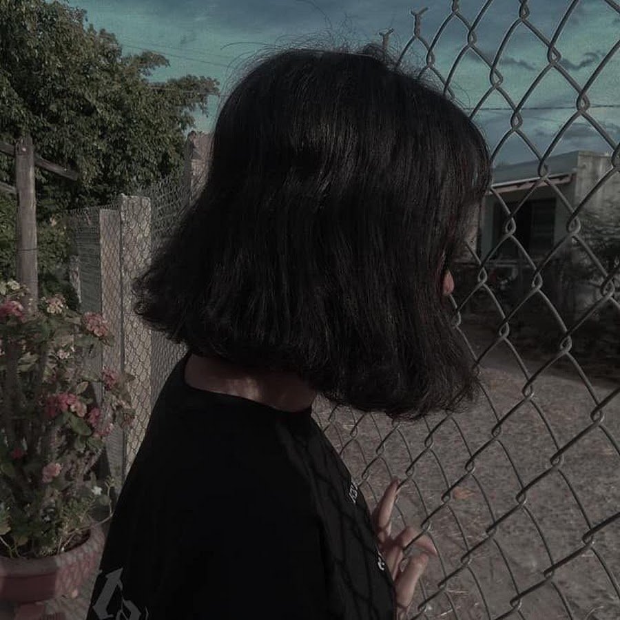 Девушка с чёрным каре без лица