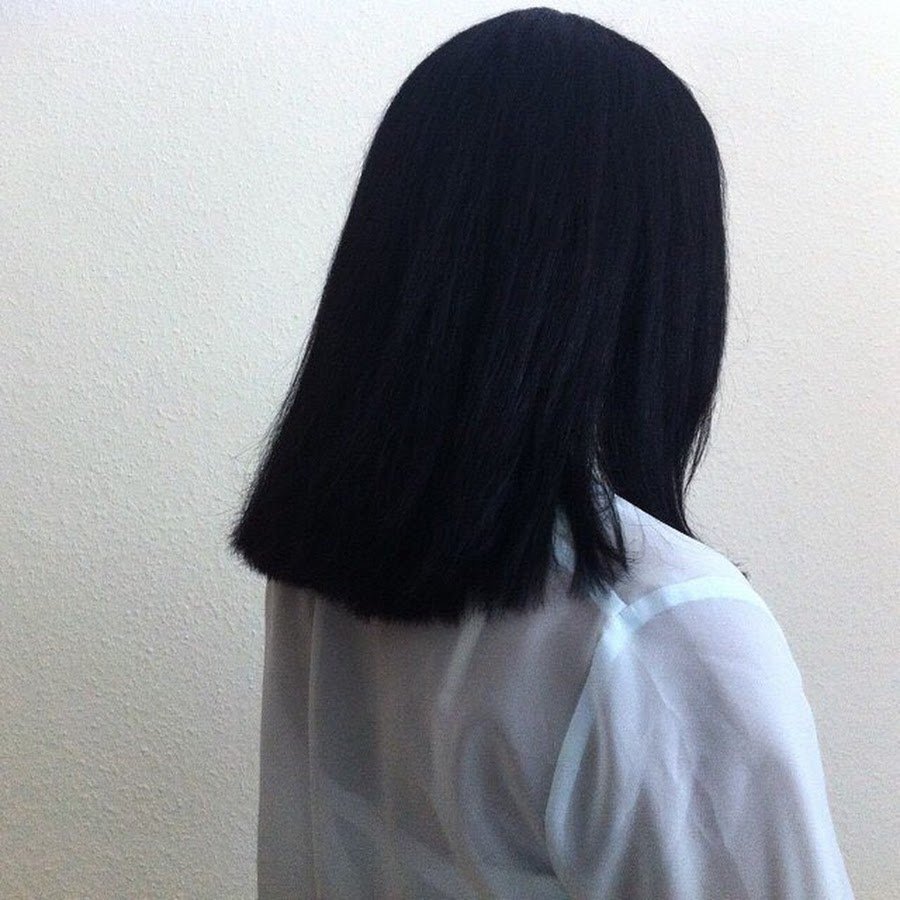 Черные средние волосы со спины