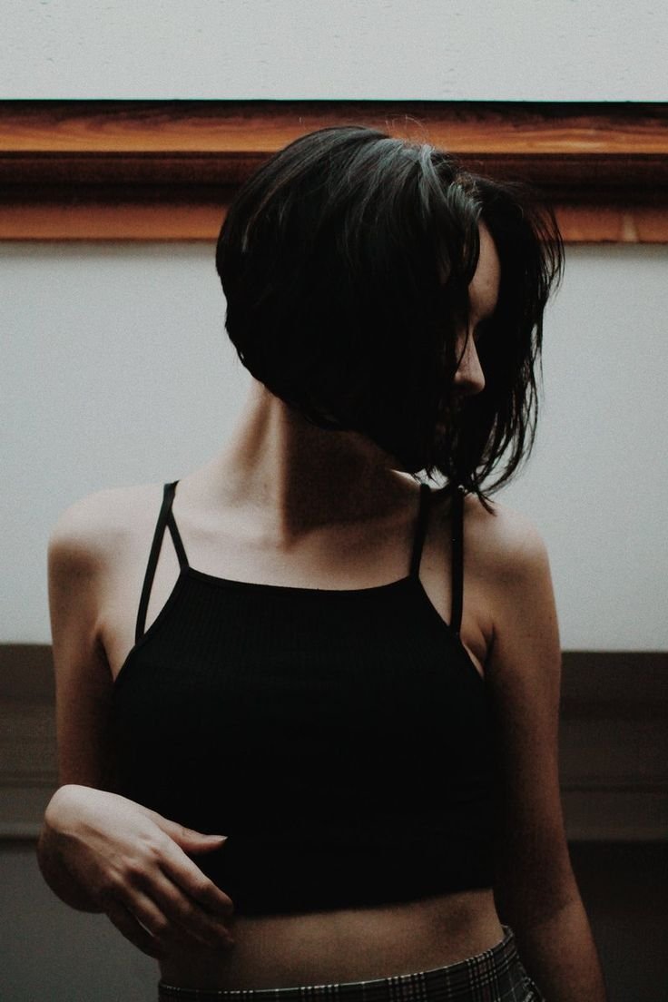 Девушка с каре со спины