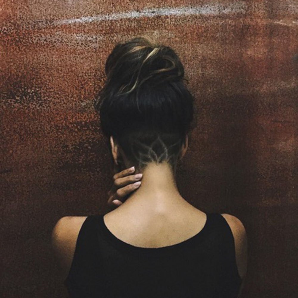 Девушка с каре со спины