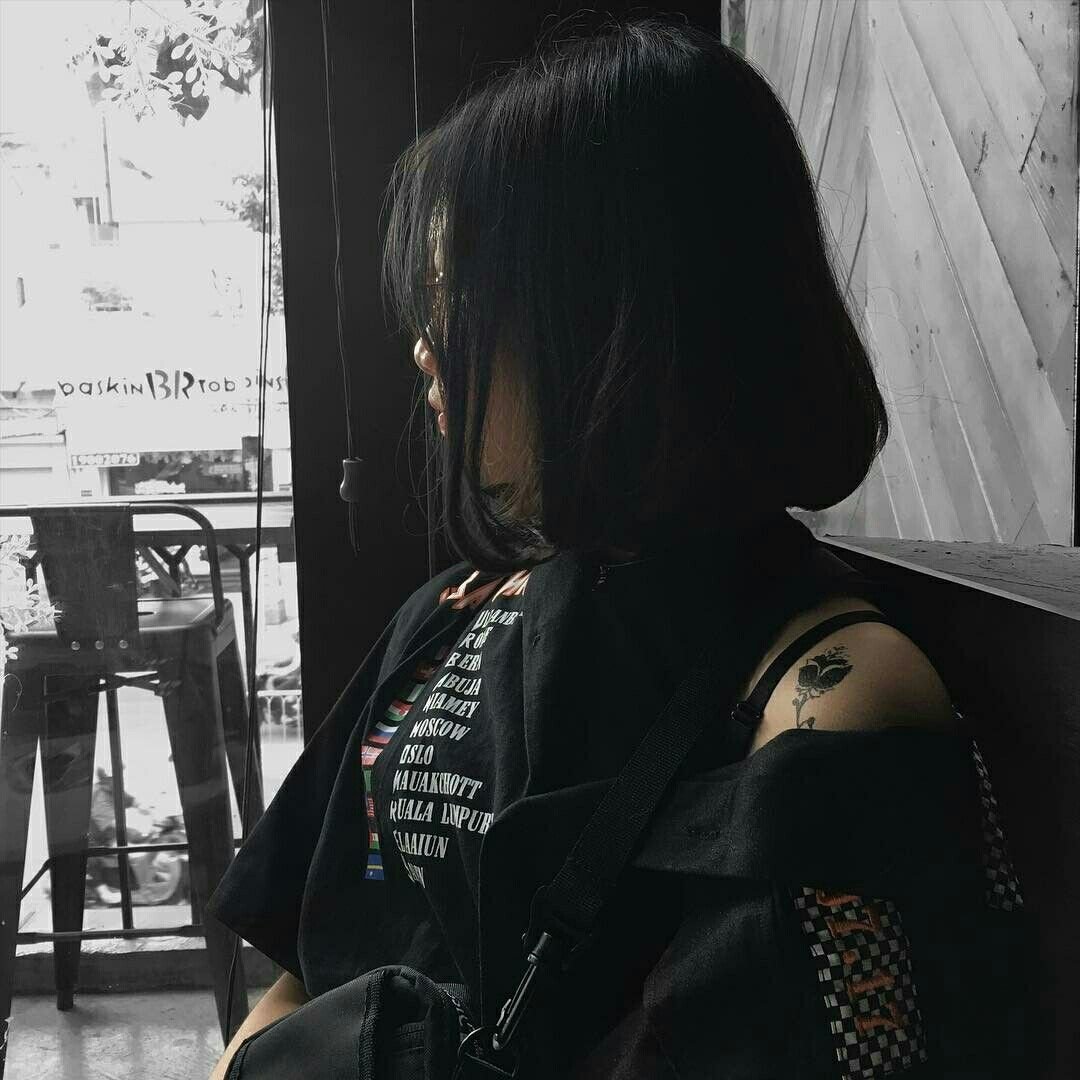 Кореянка с черными волосами каре