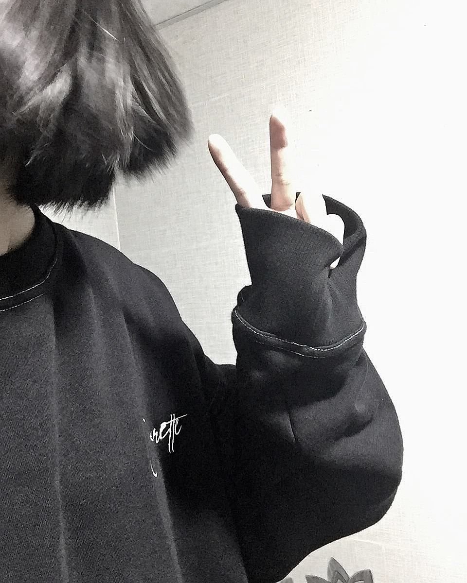 Девушка с каре с закрытым лицом