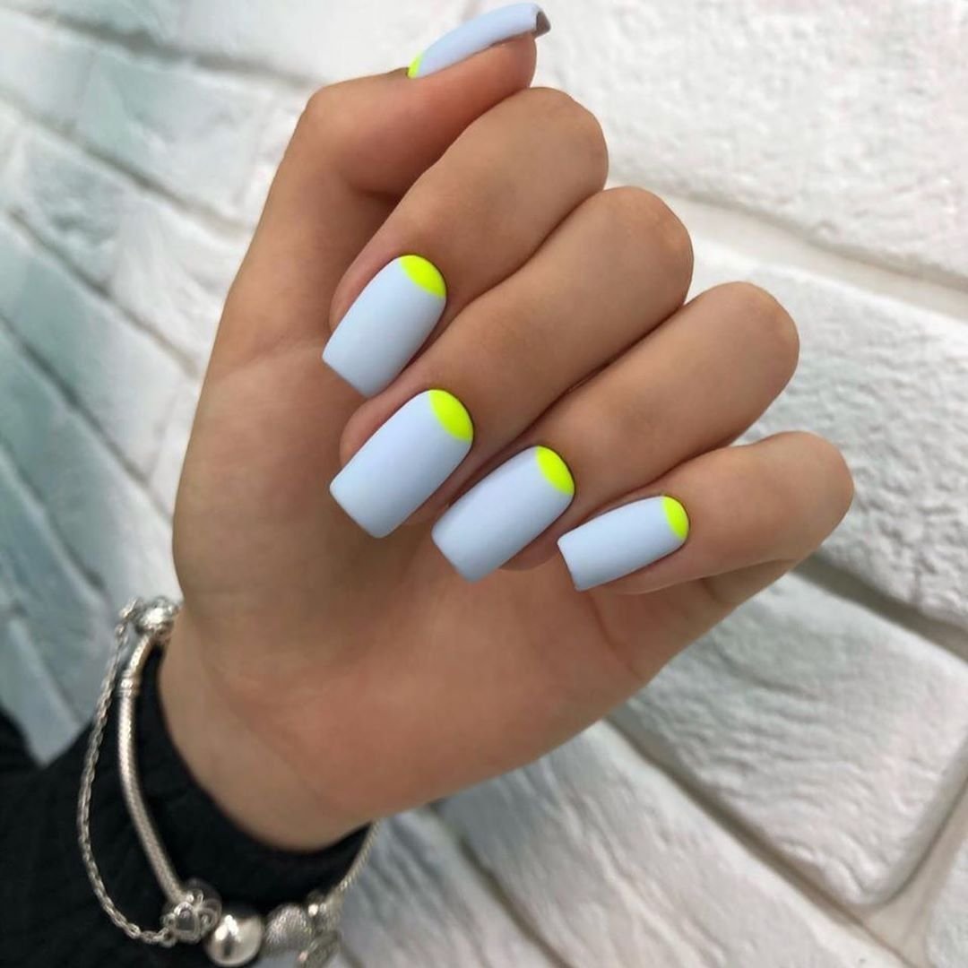 Фиолетовый маникюр с полосками