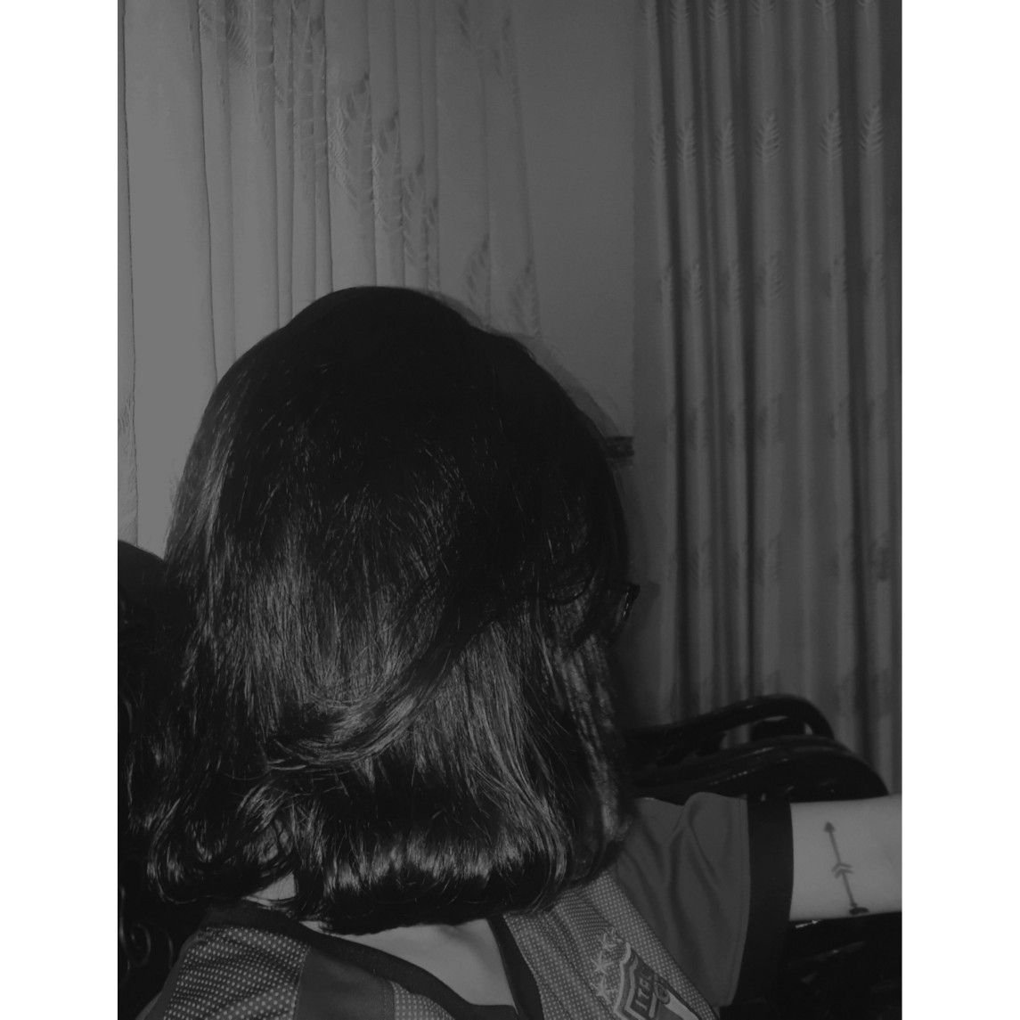 Девочка с короткими волосами без лица