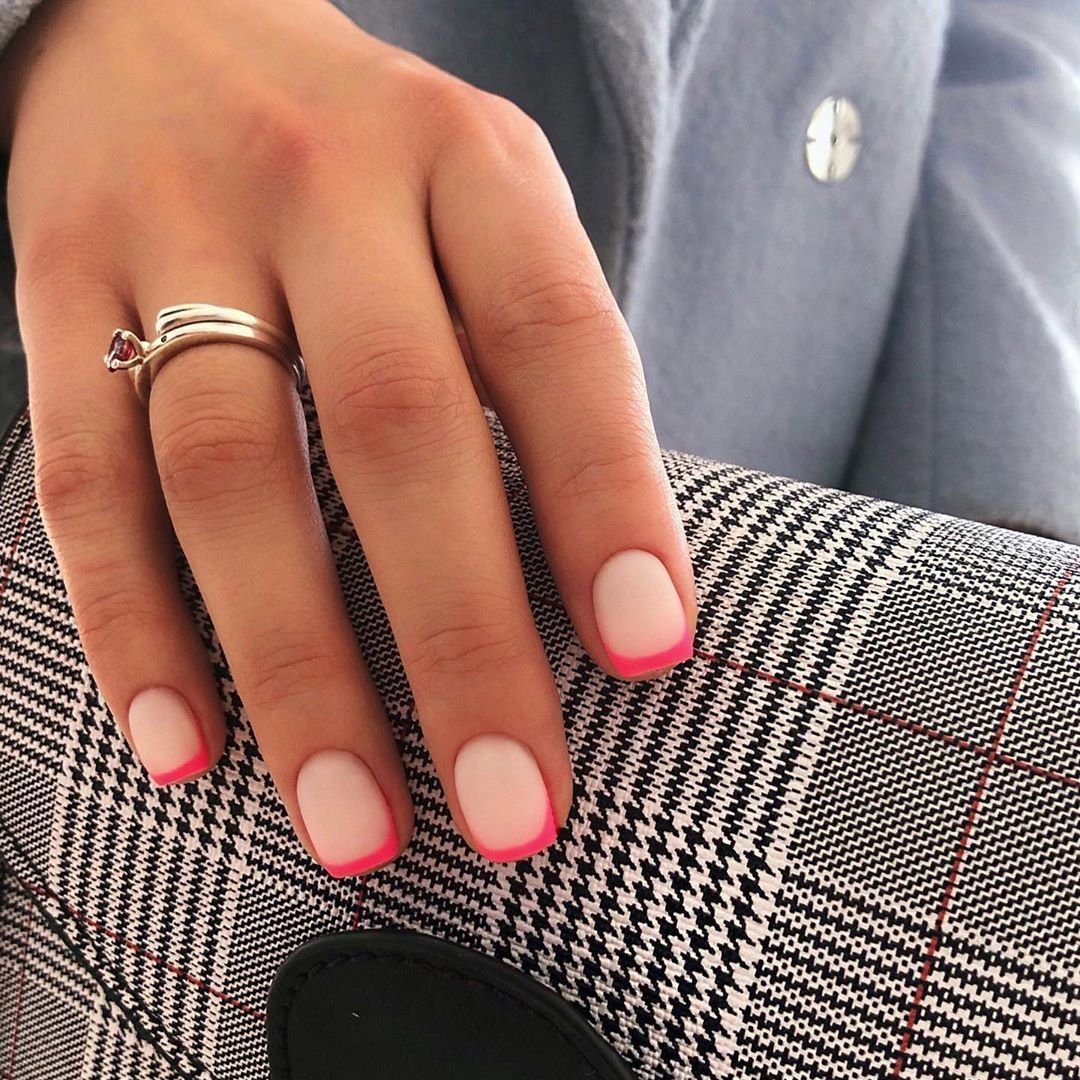 Светоотражающий маникюр на короткие квадратные ногти