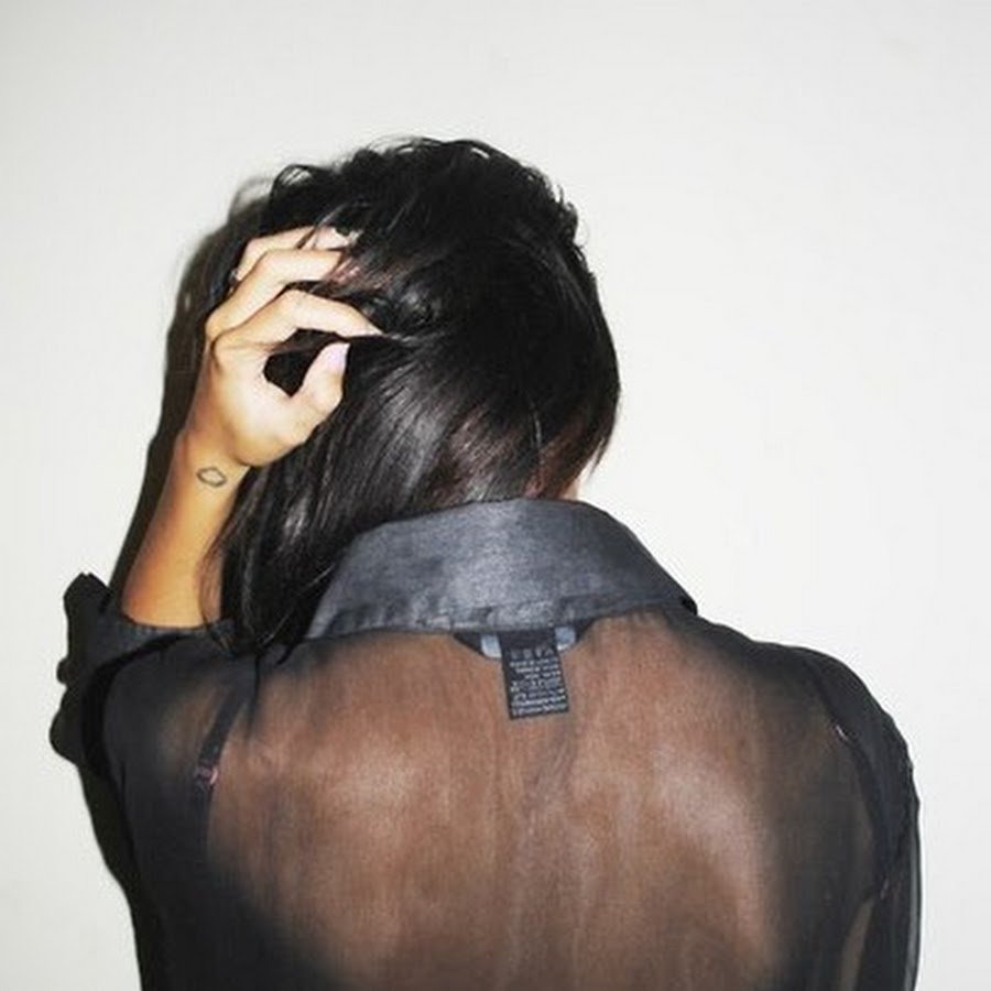 Девушка с каре со спины