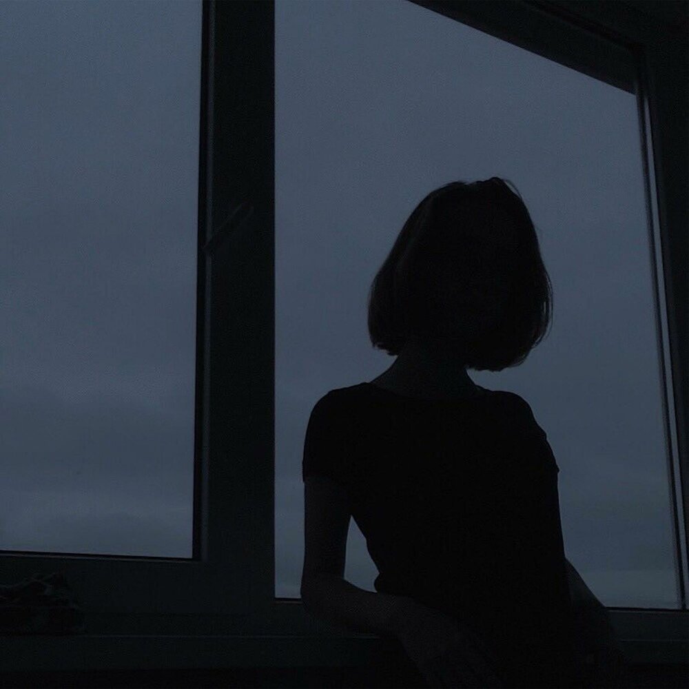 Силуэт девушки с короткими волосами