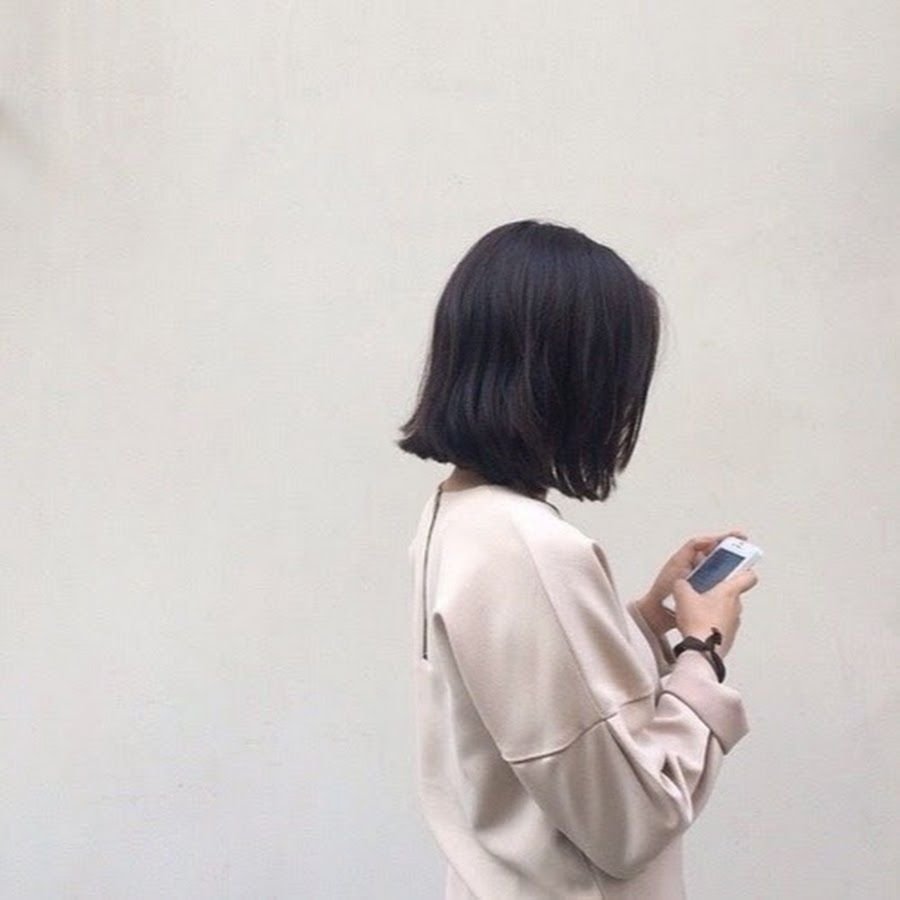 Девушка с каре со спины