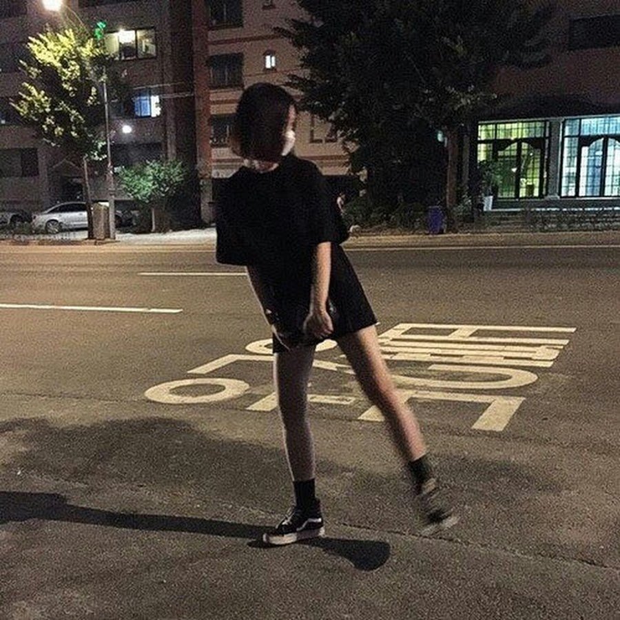 Девушка с каре без лица ночью